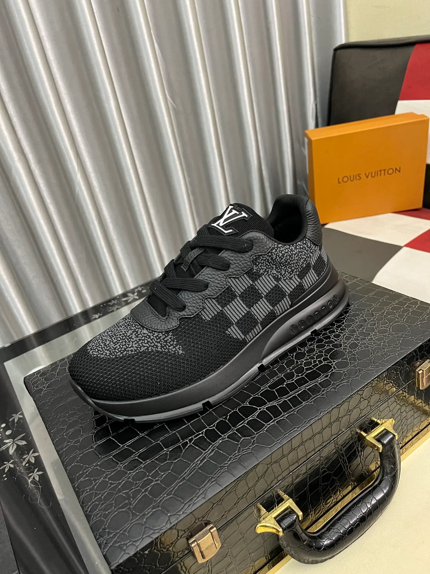 Men's Men's Shoes 💰640⌚️⌚️LV TARINE Louis Vuitton L Family Donkey Brand Casual Sports Shoes Skateboard Shoes Original purchase, development and production This LV Trainer sneaker is made of cow leather to create a complex upper, which requires several hours of ingenious sewing to complete. Inkjet printing renders a unique retro effect, and the classic configuration is from the hands of Virgil Abloh, showing the inspiration of retro basketball shoes. Exquisite packaging at the delivery counter🛍📦 ▪️Fabrics: Original customized first-layer cowhide ▪️Inner lining: Original customized breathable mesh ▪️Outsole: Original molded two-color TPU combination outsole ▪️Size: 38-44